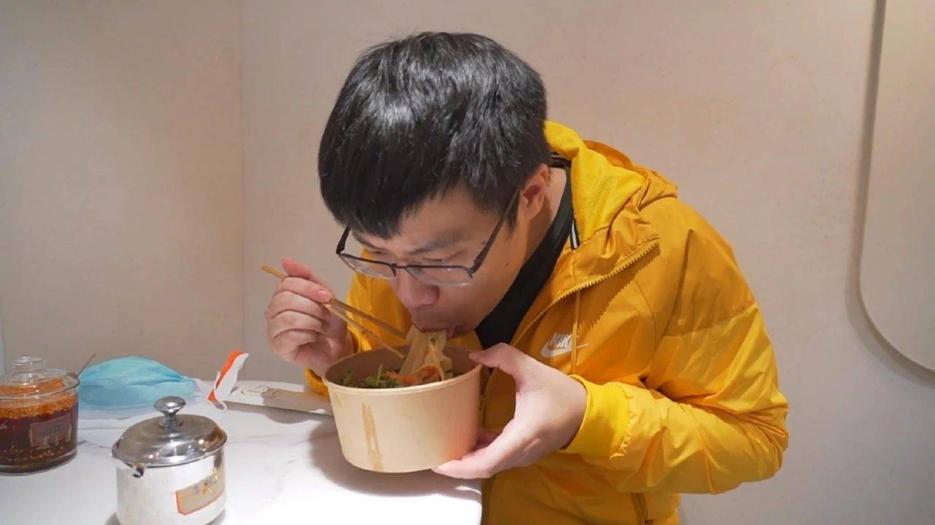 疫情期间被各地吃货“抢疯”的人气凉皮,不知道你吃过没有?